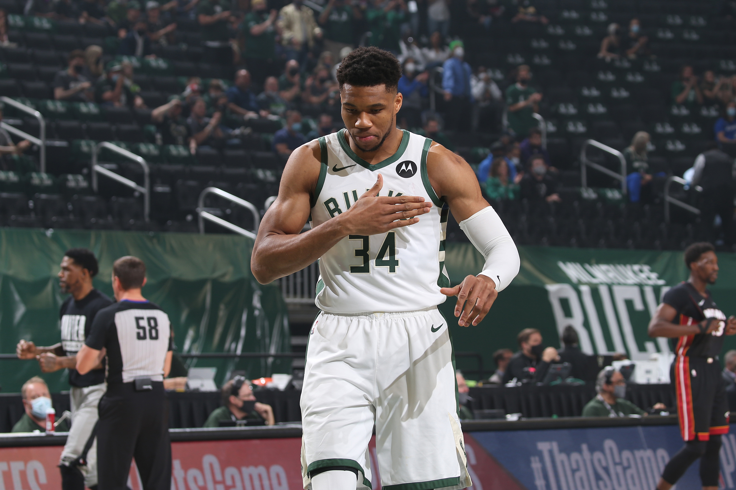 字母哥关键节点大胜,巴黎圣日耳曼带队取胜! 字母哥关键节点大胜,巴黎圣日耳曼带队取胜!